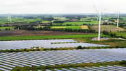 Norddeutsche Landschaft mit einem Solarpark und Windrädern © NDR 