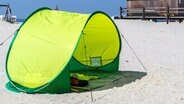 Sonnenschutz-Strandmuschel am Strand. © fotolia Foto: animaflora