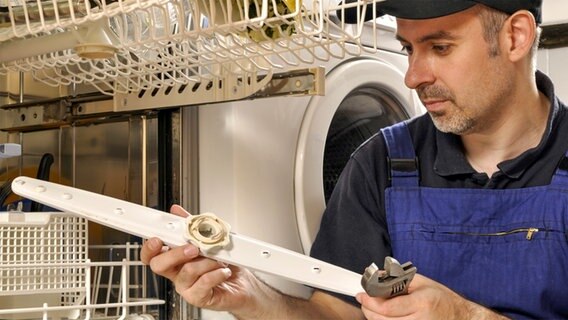 Handwerker begutachtet einen Wasserpropeller eines Geschirrspülers. © Dan Race/fotolia Foto: Dan Race