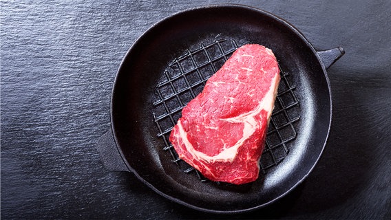 Ein rohes Steak in einer Pfanne. © colourbox 