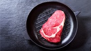 Ein rohes Steak in einer Pfanne. © colourbox Foto: -