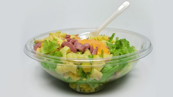 Salat aus dem Supermarkt in einer Plastikschale. © fotolia Foto: rdnzl