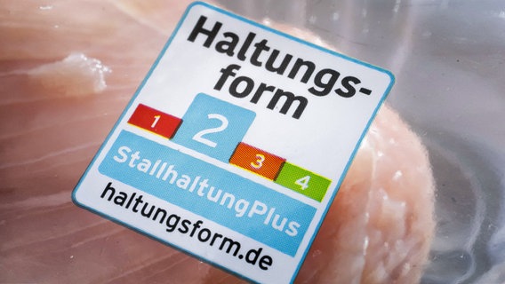 Tierwohllabel der Initiative Tierwohl auf der Verpackung von Fleisch. © imago images Foto: Thomas Trutschel/photothek