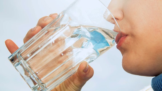 Frau trinkt Leitungswasser aus einem Glas. © Sandor Jackal/fotolia Foto: Sandor Jackal