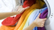 Farbige Handtücher in einer Waschmaschinen-Trommel. © fotolia Foto: kalcutta