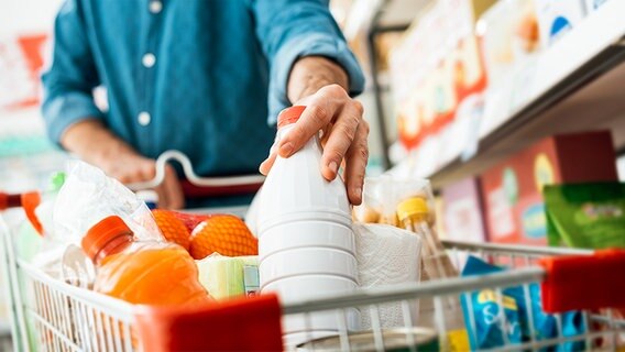 Gefüllter Einkaufswagen im Supermarkt © Fotolia.com Foto: stokkete