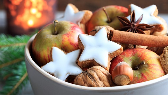 Schale mit Zimtsternen und Äpfeln © fotolia Foto: uefraphoto