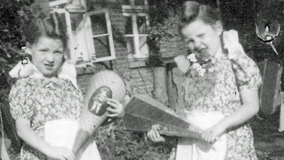 Hanna Dreja mit ihrer Schwester an ihrem ersten Schultag im Jahr 1942  