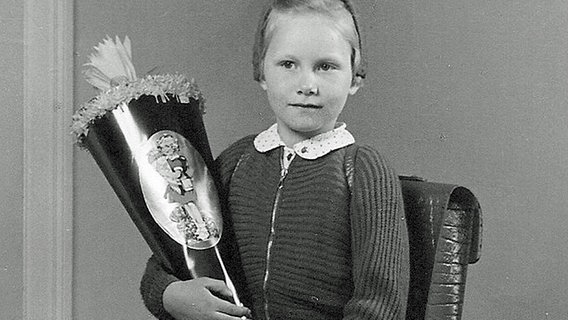 Marion Westphal bei ihrer Einschulung im Jahr 1955  