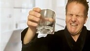 NDR Reporter Philipp Kafsack trinkt Glaubersalz  