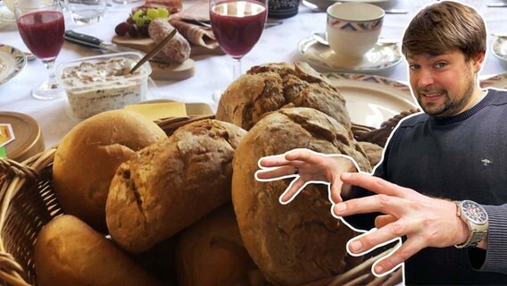 NDR Reporter Christian Papesch vor reich gedeckter Tafel  