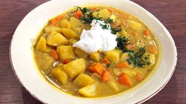 Vegetarischer Kartoffel-Curry-Eintopf in einem tiefen Teller serviert. © NDR 