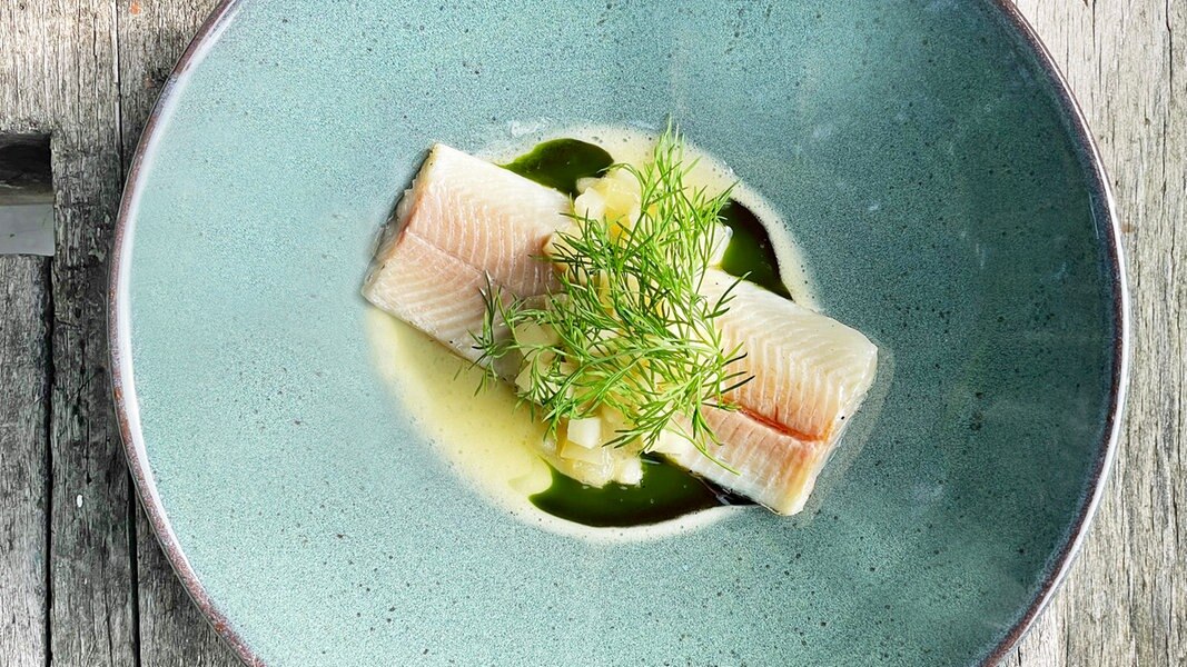 Forellenfilet aus dem Ofen mit Birnensoße und Dill-Öl | NDR.de ...