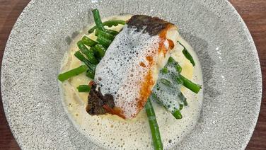 Cod served with potatoes, beans and bacon foam on a plate.  © NDR Photo: Hannes Schröder