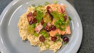 Salmon trout with Riesling creamed sauerkraut, grapes and bacon.  © NDR Photo: Florian Kruck