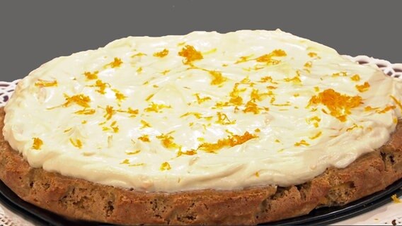 Möhrenkuchen mit Cremebelag.  