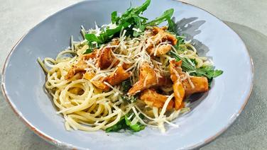 Pasta mit Rucola und gebratenen Pfifferlingen auf einem Teller serviert. © NDR Foto: Elli Neubert