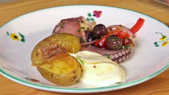 Gebratener Pulpo, Röstkartoffeln und Aioli auf einem Teller. © NDR 