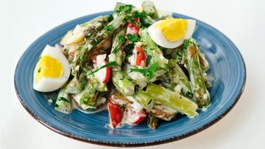Kartoffel-Spargel-Salat mit Ei auf einem Teller serviert. © NDR Foto: Zora Klipp