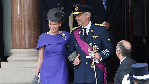 Prinz Philippe von Belgien und seine Frau Prinzessin Mathilde verlassen am 2. Juli 2011 das Hotel "Paris", um zur kirchlichen Trauung Albert II. und Charlene Grimaldi zu fahren. © picture alliance / dpa 