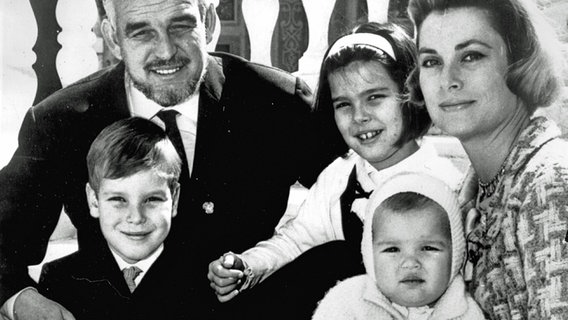 1966: Fürst Rainier und seine Frau Gracia mit den Kindern Albert, Caroline und Stephanie. © Picture-Alliance / United Archives / TopFoto 