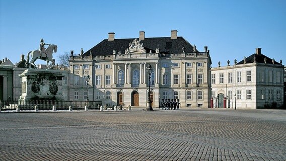 Schloss Amalienborg mit königlicher Garde © Slots- og Ejendomsstyrelsen Foto: Roberto Fortuna
