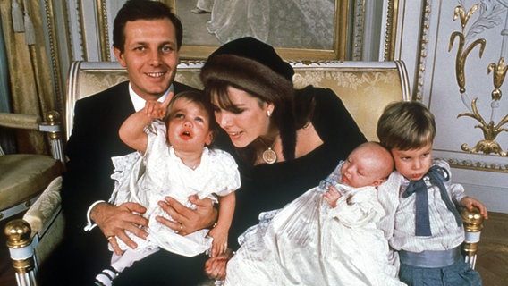 Prinzessin Caroline mit Stefano Casiraghi und ihren drei Kindern © dpa - picture alliance 