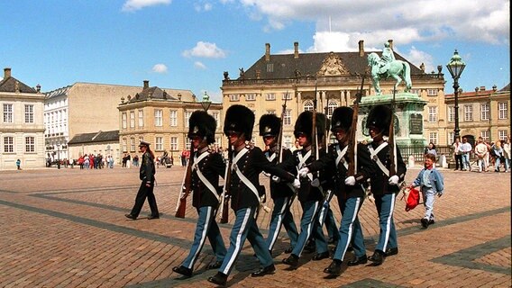 Wachwechsel vor Schloss Amalienborg in Kopenhagen © Picture-Alliance / dpa / Photoshot 