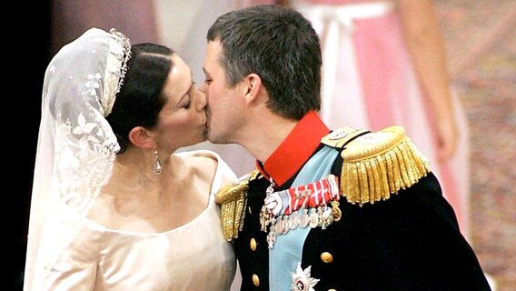 14. Mai 2004: Kronprinz Frederik und Prinzessin Mary geben sich den Hochzeitskuss © Picture-Alliance /dpa / ANP / Benelux Press 