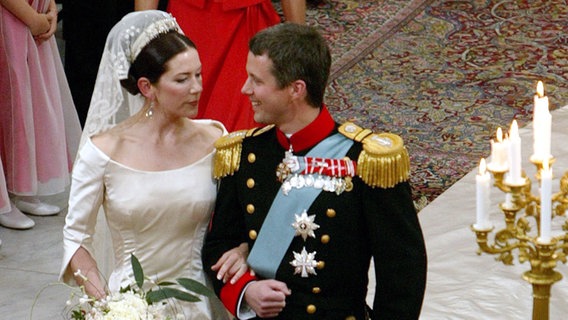 14. Mai 2004: Prinz Frederik und seine Braut Mary vor dem Traualtar © Picture-Alliance / dpa Foto: Frank Rumpenhorst