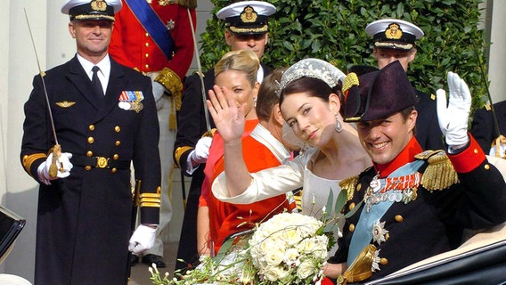 14. Mai 2004: Nach der Trauung winken Kronprinz Frederik und Mary aus einer offenen Kutsche © Picture-Alliance / dpa Foto: Ballesteros