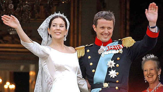14. Mai 2004: Nach ihrer Trauung winken Kronprinz Frederik und Prinzessin Mary der Menschenmenge vom Balkon des Schlosses Amalienborg zu © Picture-Alliance / dpa Foto: Frank Rumpenhorst