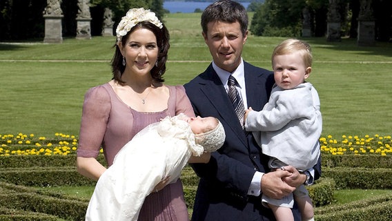 1. Juli 2007: Prinzessin Mary mit Täufling Isabella und Kronprinz Frederik mit Sohn Christian im Park von Schloss Fredensborg © dpa Bildfunk 