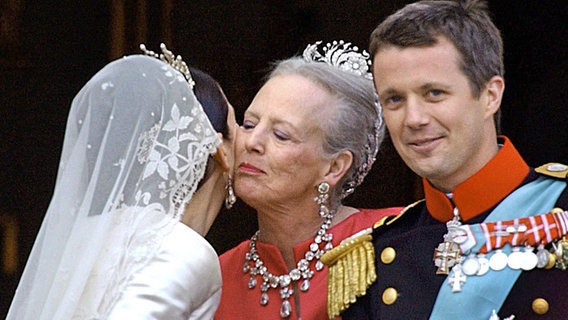 14. Mai 2004: Nach der Trauung nimmt Königin Margrethe die frischgebackene Schwiegertochter Prinzessin Mary in den Arm © Picture-Alliance / dpa Foto: Frank Rumpenhorst