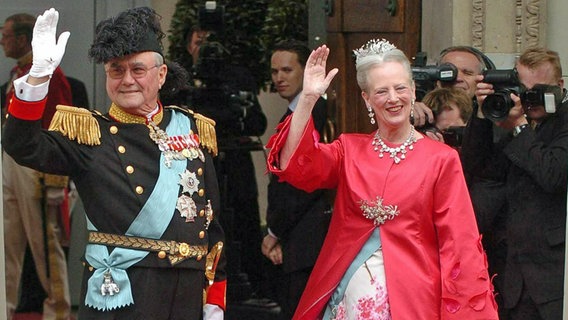 14. Mai 2004: Die dänische Königin Margrethe und Prinzgemahl Henrik bei der Hochzeit ihres Sohnes Frederik mit Mary © Picture-Alliance / dpa Foto: Ballesteros