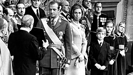 22. November 1975: König Juan Carlos I. schwört bei seiner Thronbesteigung einen Eid auf die Verfassung. Begleitet wird er von Gattin Sofia und den Kindern Felipe, Elena und Christina © Picture-Allaince / dpa / EFE 