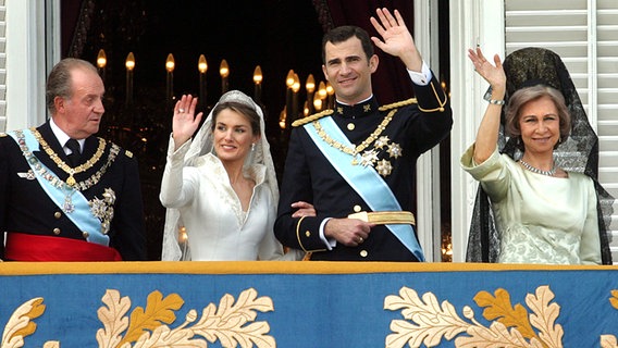 22. Mai 2004: Kronprinz Felipe heiratet Letizia Ortiz. Nach der Trauung winken das Brautpaar und Königin Sofia der jubelnden Menschenmenge vor dem Königspalast in Madrid zu. © Picture-Alliance / dpa Foto: Frank Rumpenhorst