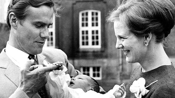1. Juni 1968: Prinzgemahl Henrik und Königin Margrethe präsentieren ihren wenige Tage alten Sohn, Prinz Frederik © Picture-Alliance / dpa / Polfoto 