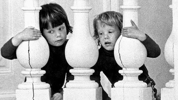 15. Juni 1973: Von einer Balustrade auf Schloss Christiansborg in Kopenhagen beobachten Prinz Frederik (links) und sein Bruder Prinz Joachim ein Mittagessen der Nato-Außenminister © Picture-Alliance / dpa / Polfoto 