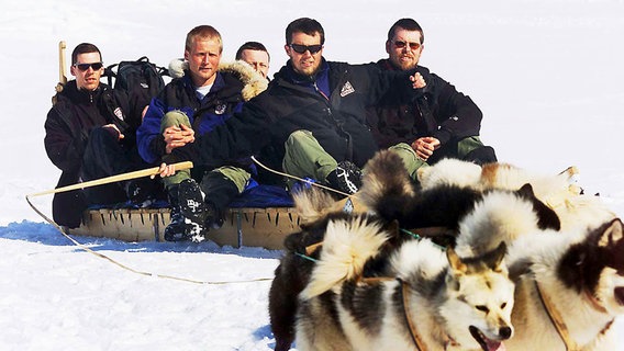 7. Juni 2000: Prinz Frederik (zweiter von rechts) beim traditionellen Hundeschlittenrennen im grönländischen Quanaag © Picture-Alliance / dpa / Polfoto 