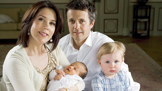 8. Mai 2007: Kronprinz Frederik und Prinzessin Mary mit ihren Kindern Christian (rechts) und Isabella. © Picture-Alliance / dpa / Scanpix 