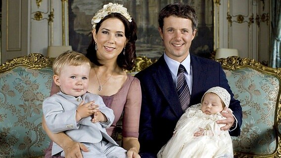 Das dänische Kronprinzenpaar Mary und Frederik mit ihren Kindern Prinz Christian und Prinzessin Isabella am 03.07.2007. © dpa/Scanpix Foto: Scanpix Steen Brogaard