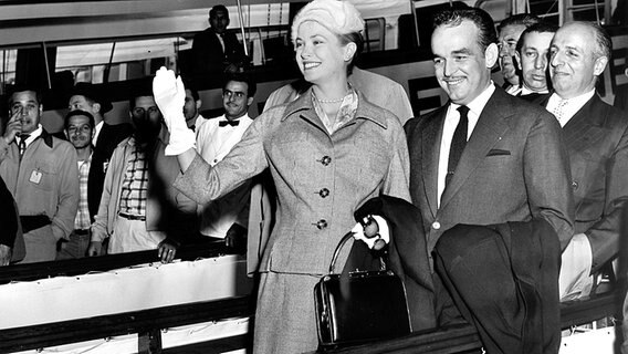Grace Kelly und Fürst Rainier 1956 bei ihrer Ankunft auf dem New Yorker Flughafen © dpa - Fotoreport Foto: UPI