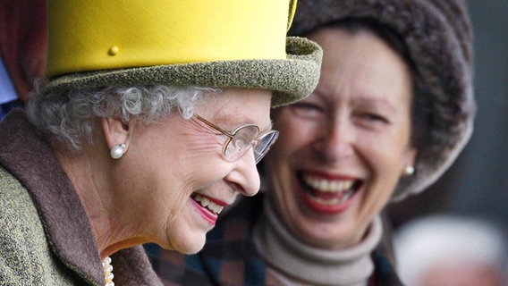 Prinzessin Anne steckt die Queen 2009 mit ihrem Lachen bei den schottischen Highland Games in Braemar an © Picture-Alliance / Empics Foto: Danny Lawson