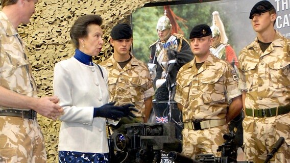 Prinzessin Anne besucht 2009 ein britisches Regiment vor dessen Afghanistan-Einsatz © Picture-Alliance / Photoshot 