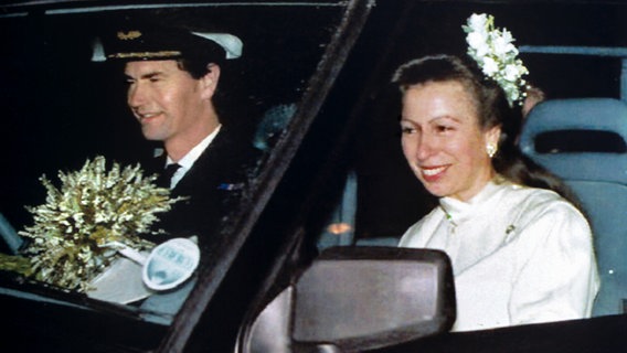 Prinzessin Anne nach der Hochzeit mit ihrem zweiten Ehemann Timothy Laurence im Jahr 1992 © Picture-Alliance / dpa 
