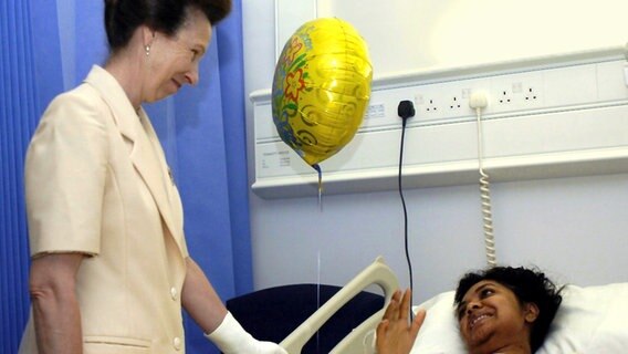 Prinzessin Anne besucht in London Opfer des Terroranschlags von 2005 © dpa Foto: EMPICS