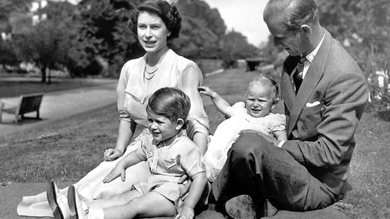 Prinzessin Elizabeth und ihr Gatte Philip posieren im August 1951 im Garten ihrer Londoner Residenz Clarence House mit ihren beiden Kindern Prinz Charles (links) und Prinzessin Anne © Picture-Alliance / dpa / Central Press 