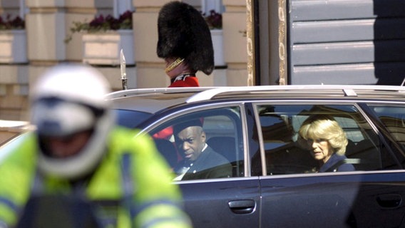 9. April 2005: Camilla Parker Bowles verlässt am frühen Morgen ihres Hochzeitstages in einer Limousine Clarence House in London in Richtung Windsor © Picture-Alliance / dpa Foto: Andrew Stuart