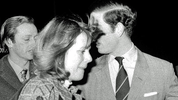 Schnappschuss aus dem Jahr 1975: Prinz Charles und Camilla auf dem Weg ins New London Theatre © Picture-Alliance / dpa 